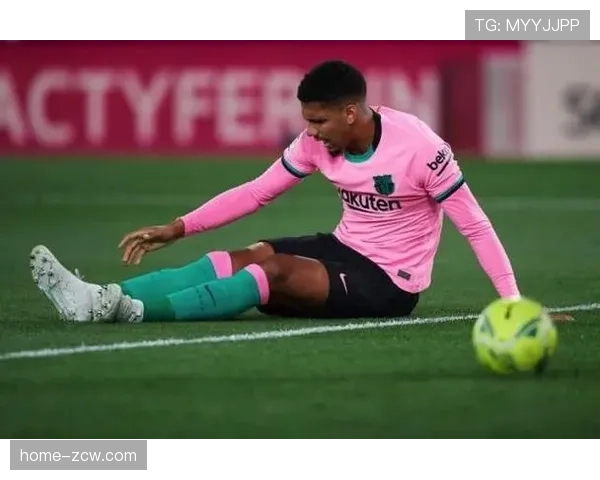 巴萨比赛主裁伤退,赛场紧急寻求替代裁判并发放体验卡